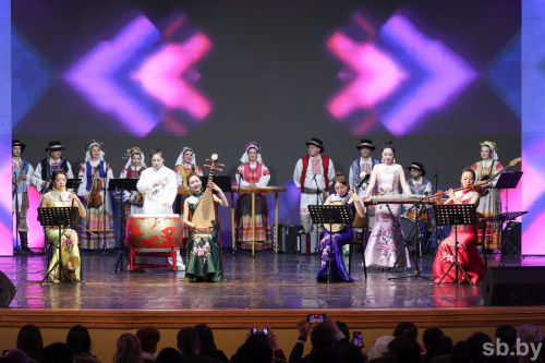 Музыканты ансамбля &laquo;Хорошки&raquo; вышли на одну сцену с китайскими артистами в рамках Праздника Весны, приуроченного к наступлению китайского Нового года